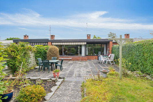 Charmerende rækkehus med skøn have – i roligt kvarter