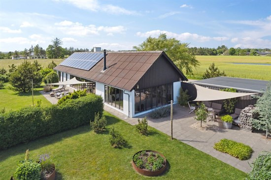 Til salg hos Ejendomsmæglerfirmaet Thomas Risager A/S: Flot istandsat ejendom i landlige omgivelser