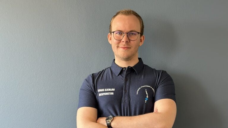 Brian slap af med smerter i knæet: Traver nu syv kilometer hver dag