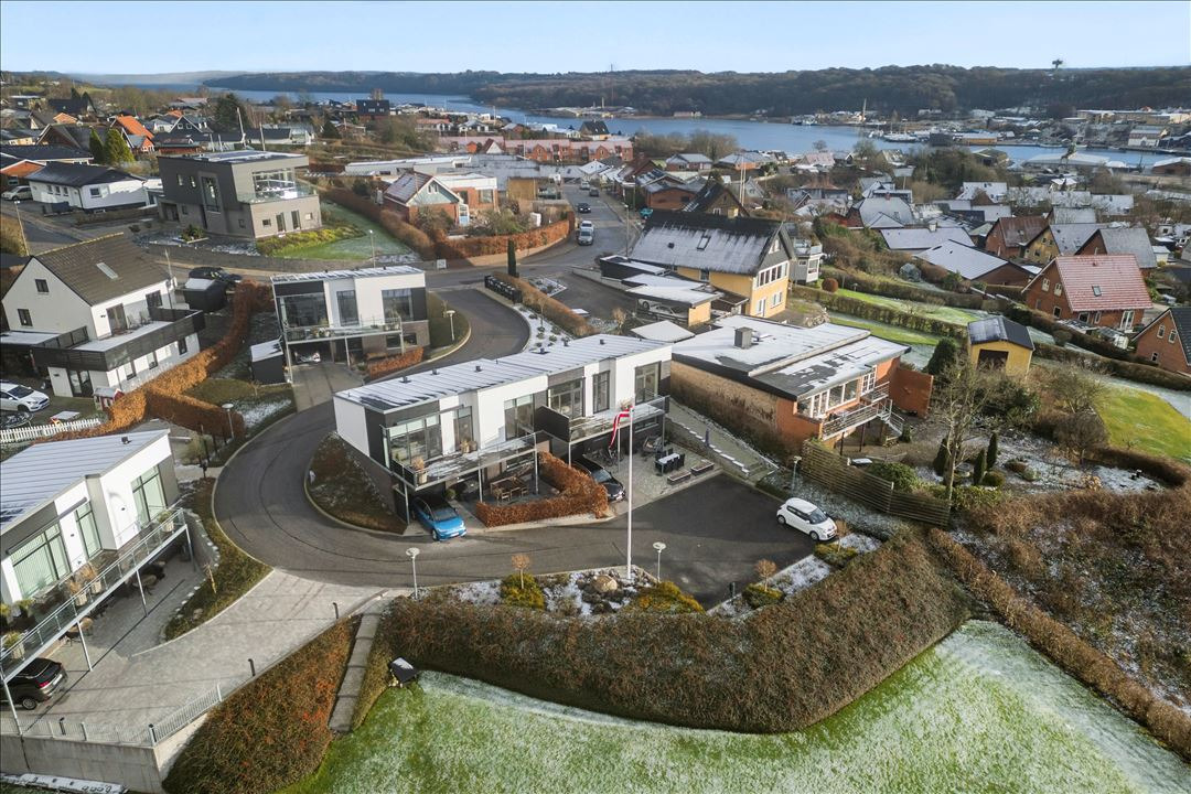 Moderne villa med fantastisk udsigt og minimal ved­li­ge­hol­del­se i hjertet af Hobro