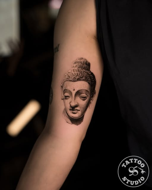 Tattoo Studio 96 Aarhus viser et roligt Buddha-portræt med bløde skygger og dotwork-detaljer