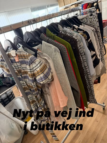 Kirkens Korshær Genbrug Egå får herreskjorter og dametøj ind i butikken