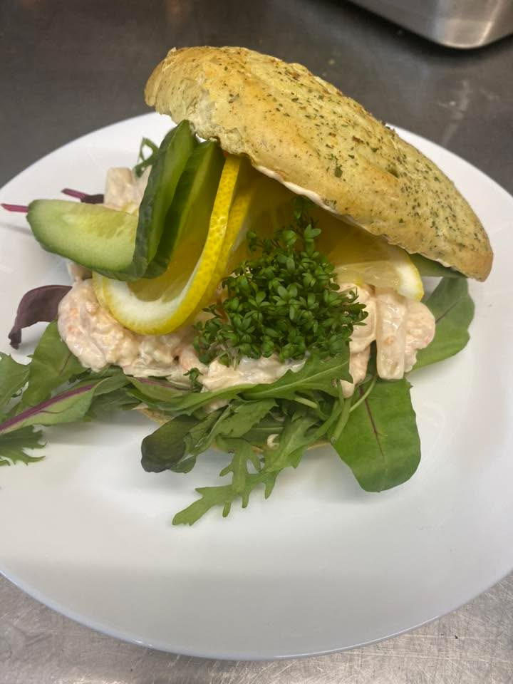 Havnens Fisk Øster Hurup præsenterer fredagstilbud på urtebolle med hjemmelavet salat