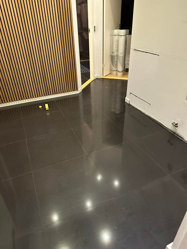 Malermester Kim Risborg Jeppesen fuldfører microcement projekt med farven Lungo fra Urban-Hald