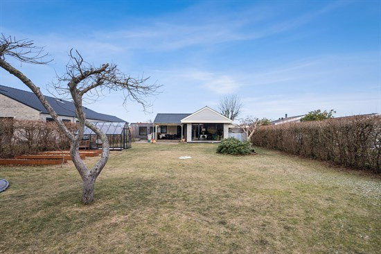 Solsikkevej 12 og 2 andre boliger er kommet til salg denne uge i Risskov - se boligerne her.