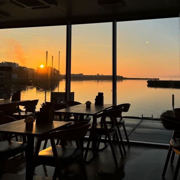 Café Bryggen byder på fantastisk udsigt over havnen