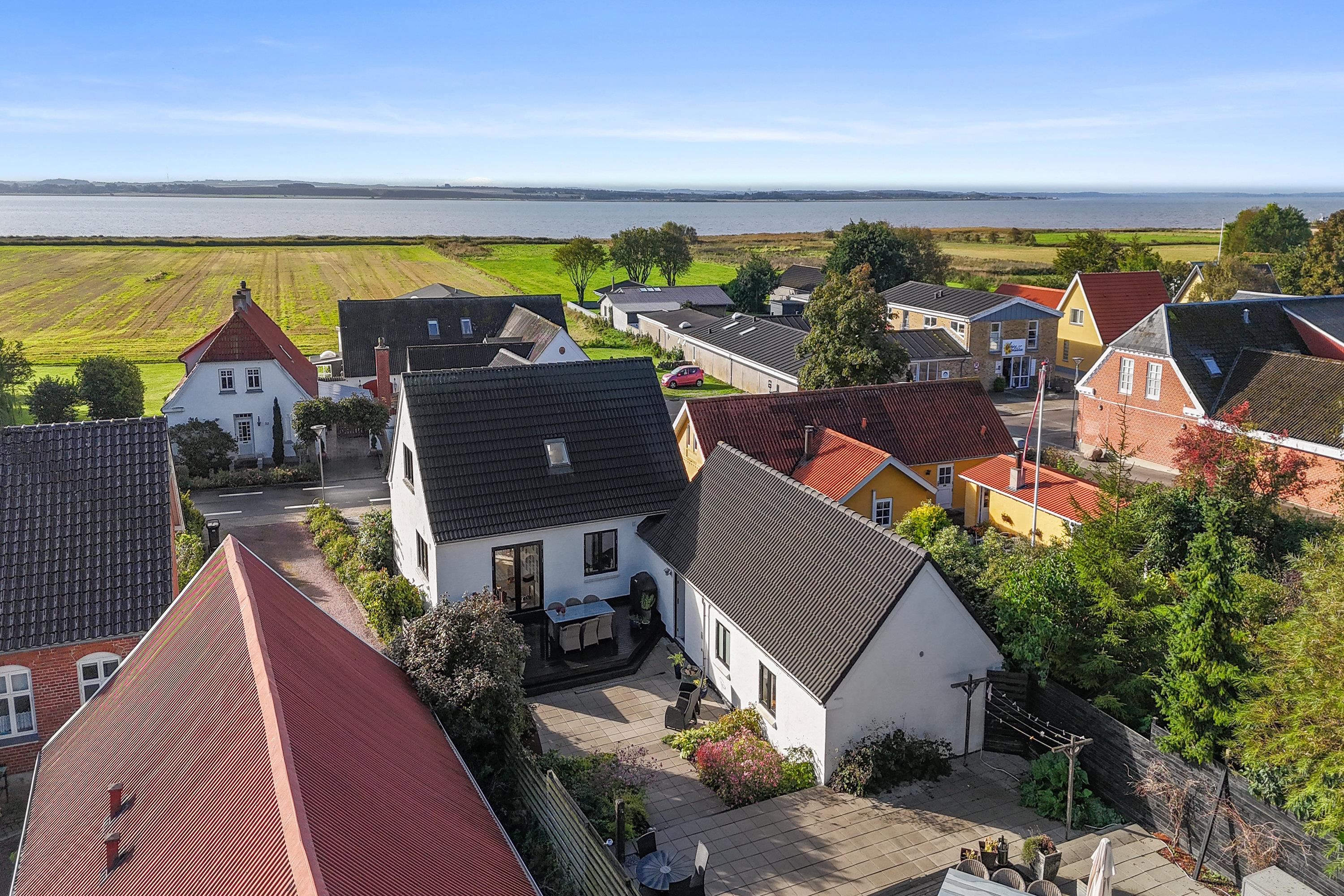 Gennemrenoveret villa med fjordudsigt og unik beliggenhed på Gjøl