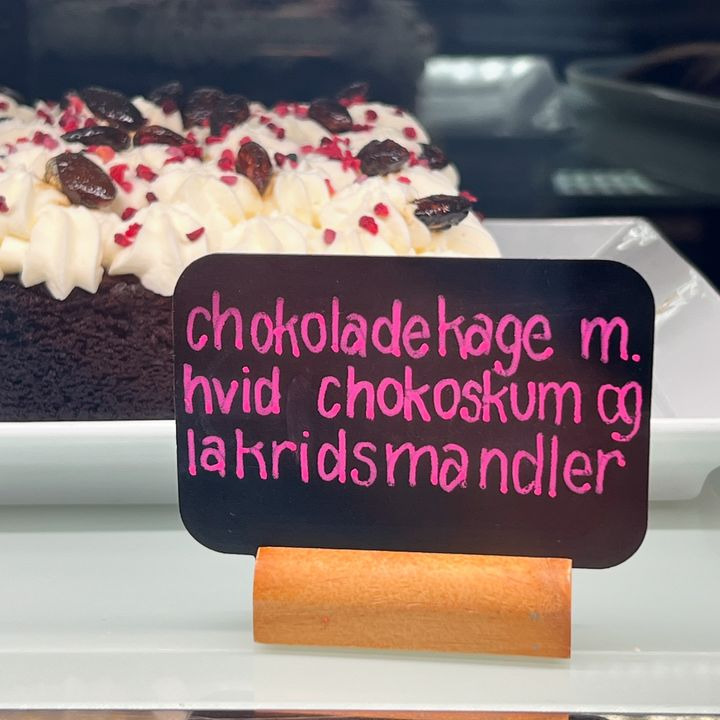 Café Bryggen frister med chokoladekage med hvid chokoskum og lakridsmandler i kagekøleren