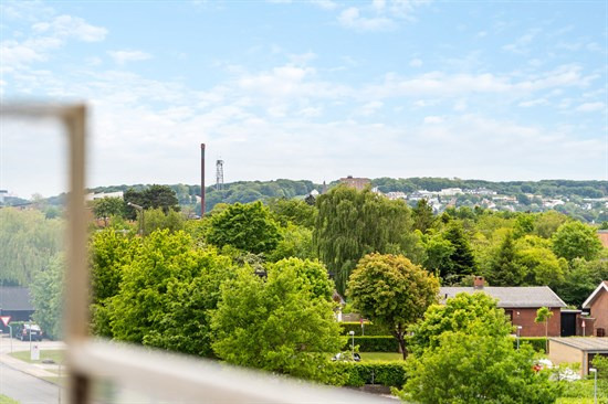 Lys, rummelig og indflytningsklar med solrig vestvendt altan!