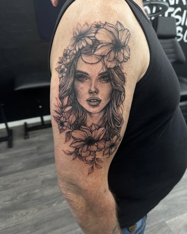 Mr. & Mrs. Tattoo tilbyder ledige tider i april med Anastasia for fine feminine tattoveringer