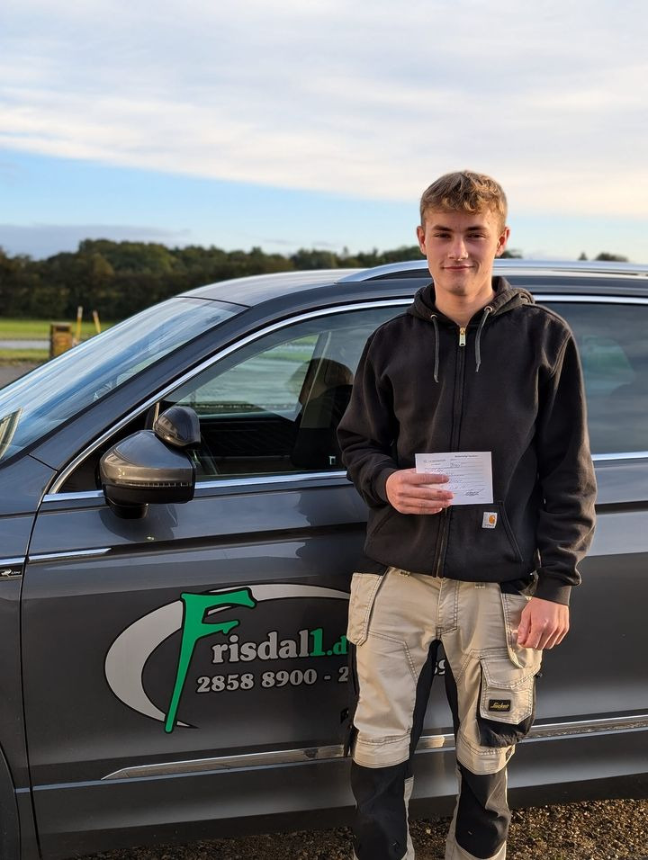 Frisdal Køreskole I/S ønsker Mads Engberg tillykke med kørekortet