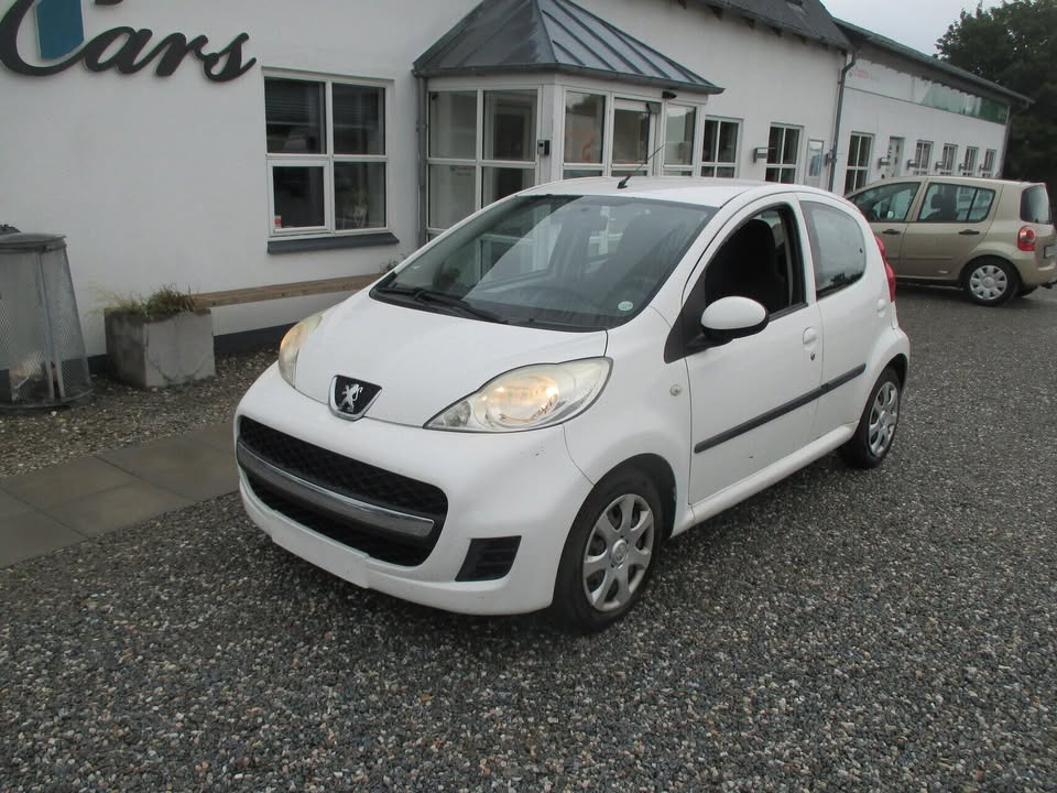 TT CARS ApS viser en Peugeot 107 frem