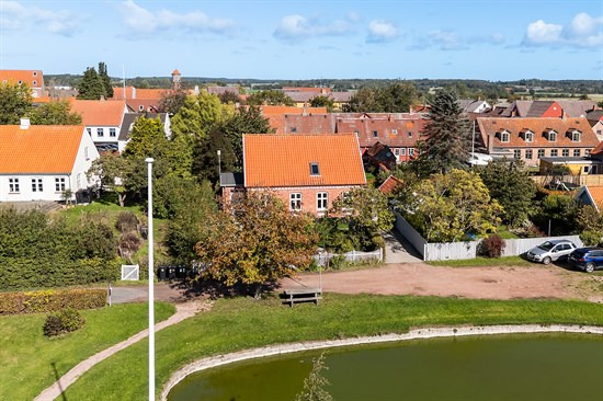 Nybyvej 5 og 2 andre boliger er kommet til salg denne uge i Aakirkeby - se boligerne her.