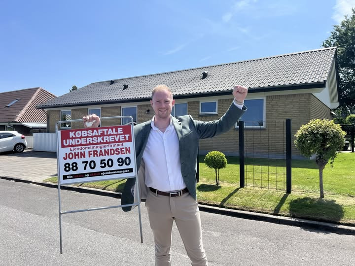 John Frandsen Ikast underskriver købsaftale og stopper fremvisninger på Blåbærtoften 3