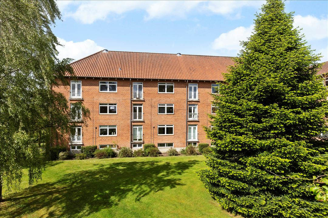 Til salg hos EDC DANEBO: Lys og istandsat 2`er i stuen