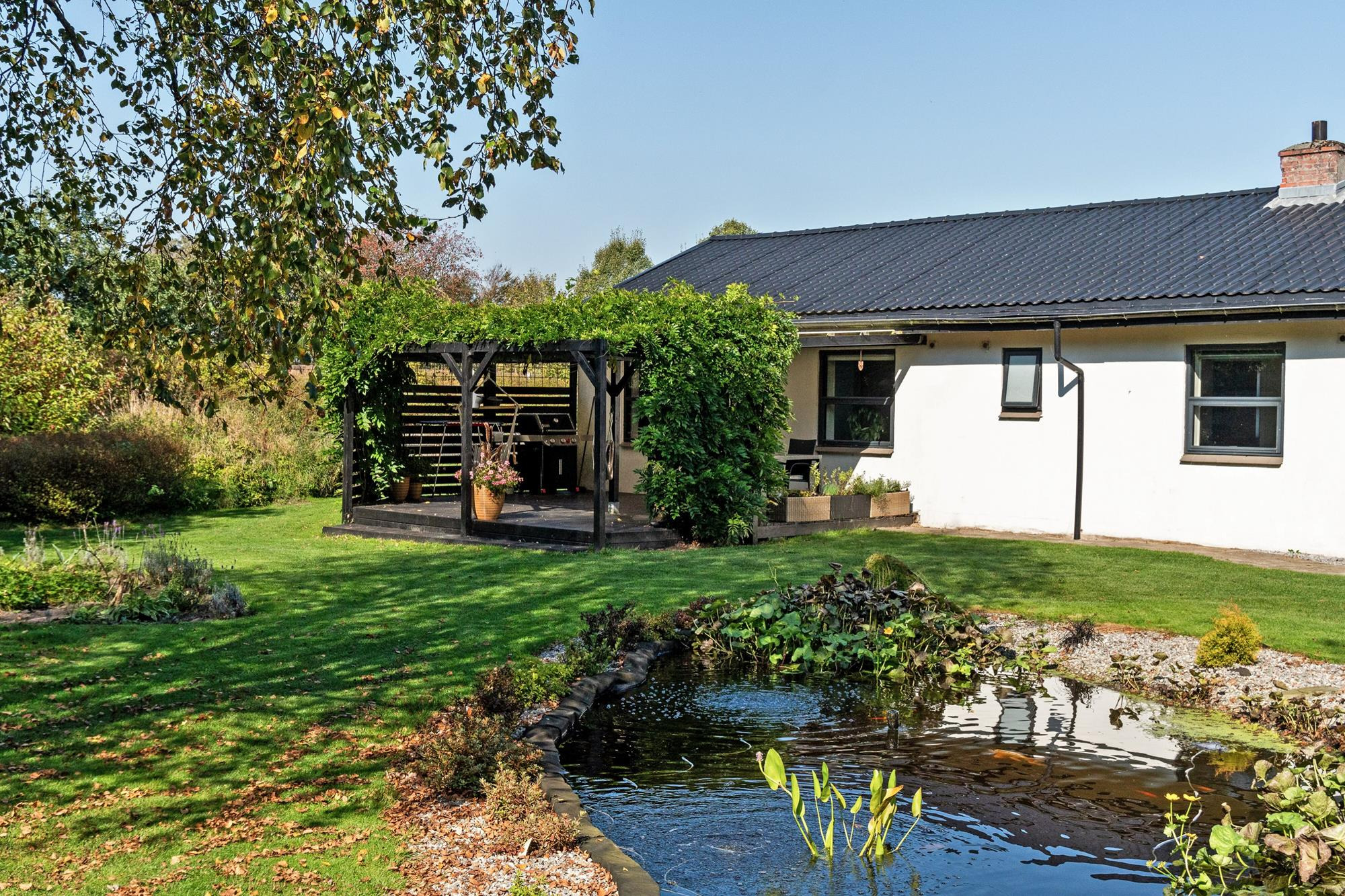 Charmerende villa med værksted og eventyrlig have tæt på Herning