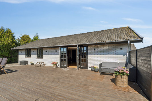 Indflytningsklar etplansvilla tæt på åndehuller og praktiske behov