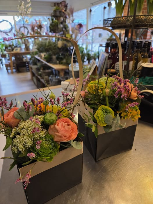 Tulipa Blomster & Havedesign præsenterer forårskurve med ranunkler til lille fredag