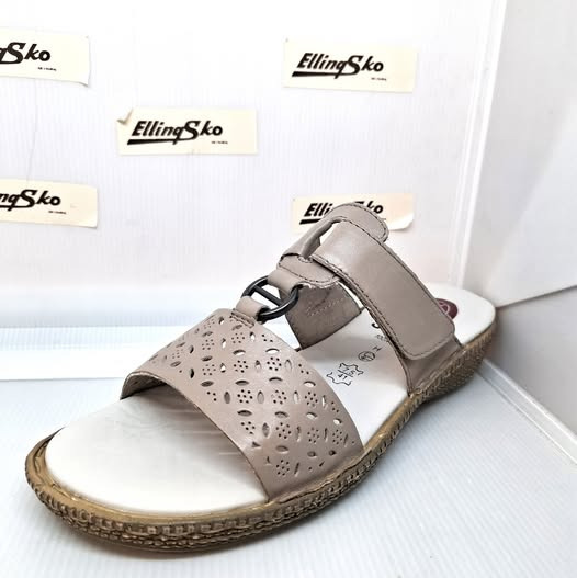 Elling Sko tilbyder Jana åben sandal med ekstra vidde til 123 kr.