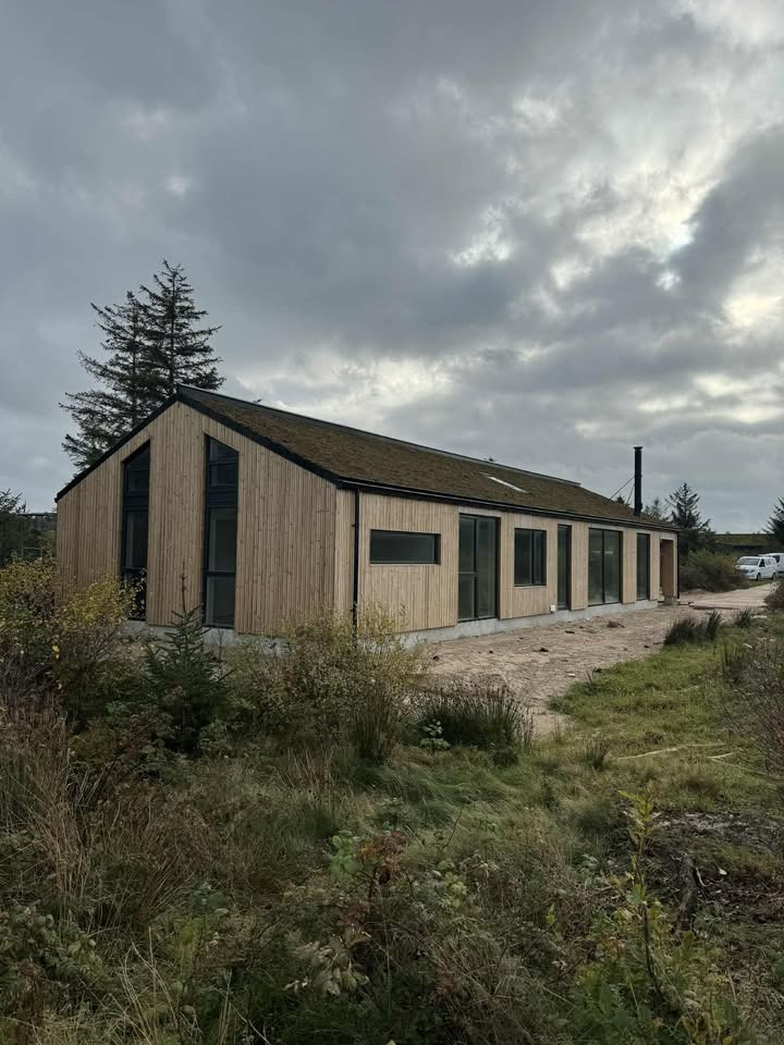 Møldrup Tagdækning ApS afslutter smukke sedumtage i Saltum