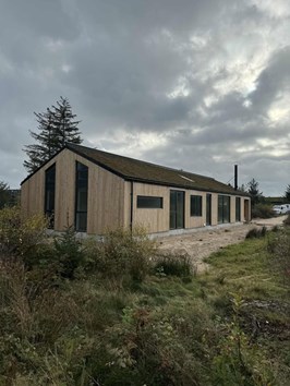 Møldrup Tagdækning ApS afslutter smukke sedumtage i Saltum