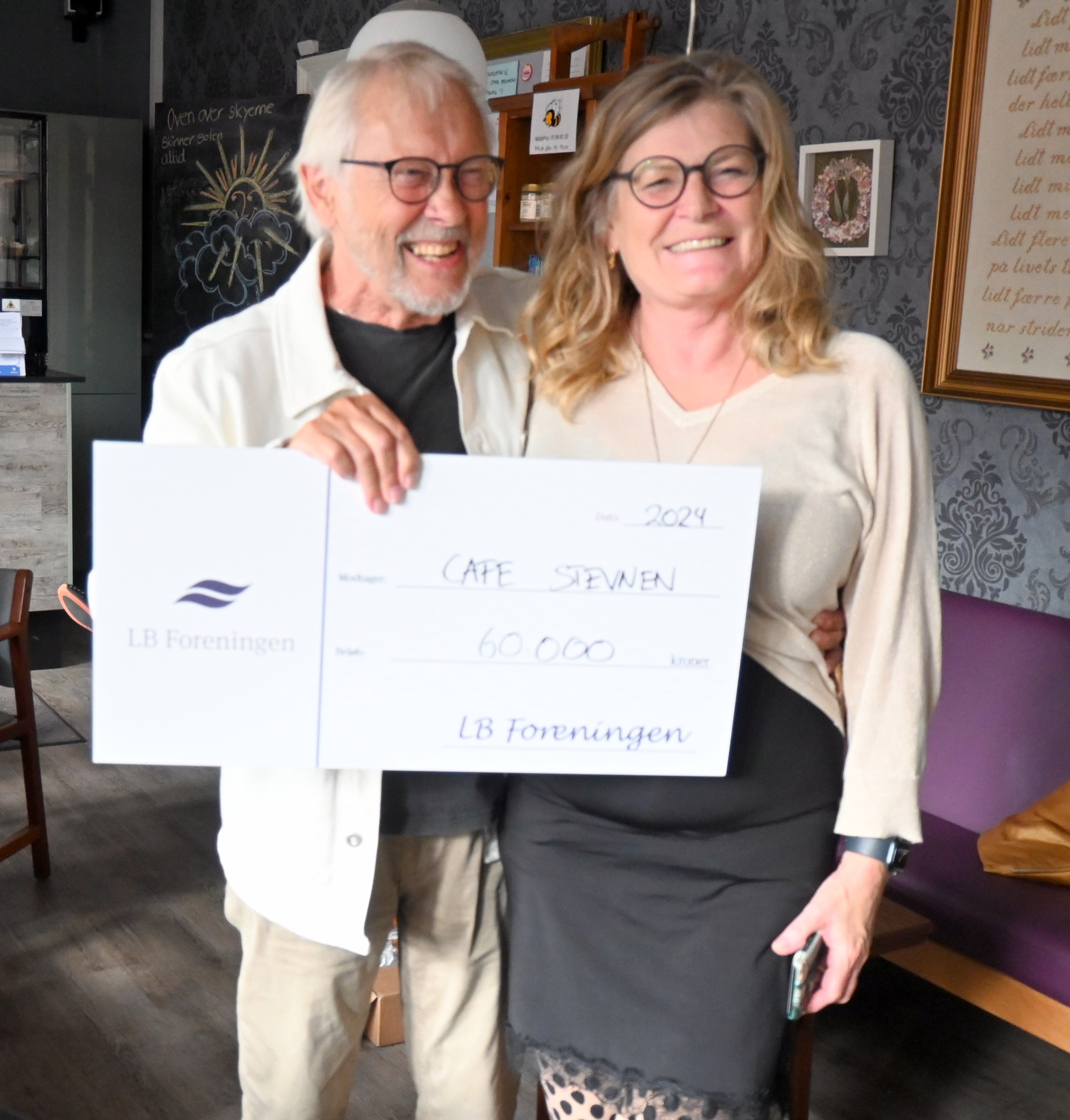 Café Stevnen modtager donation på 60.000 kroner til deres aktiviteter for udsatte borgere på Stevns