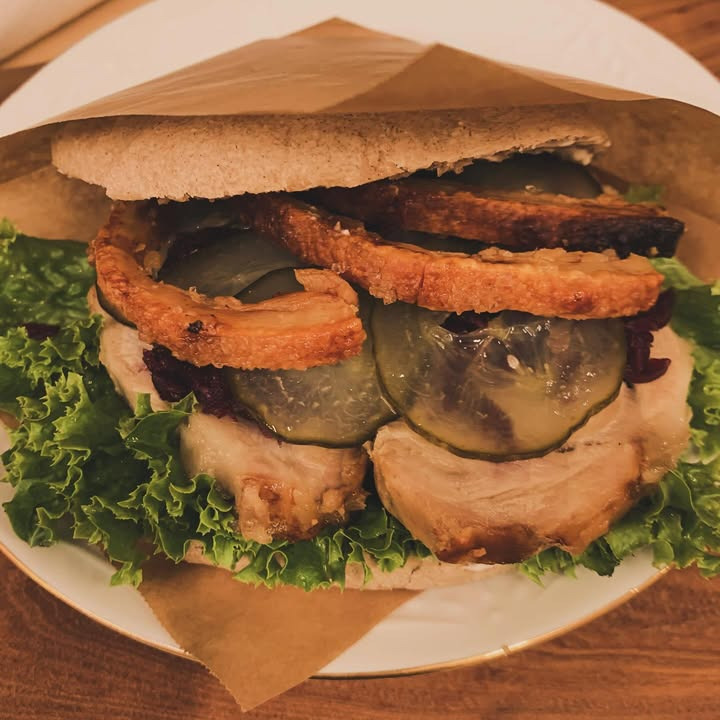 Fru Hansens Butik & Café byder på julehygge og flæskestegssandwich hele ugen