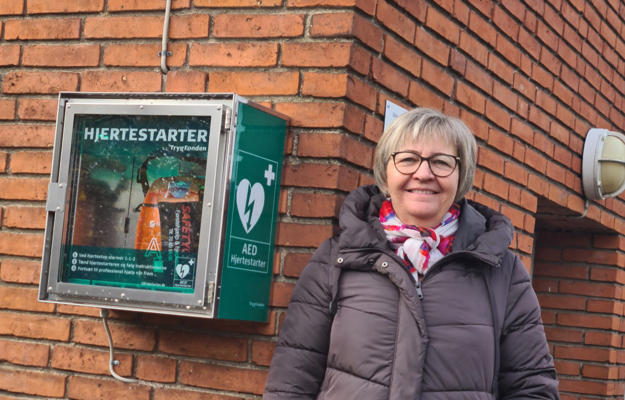 Boligforeningen Fælledvej 28-34 i Roskilde hænger hjertestarter op for at øge trygheden i området