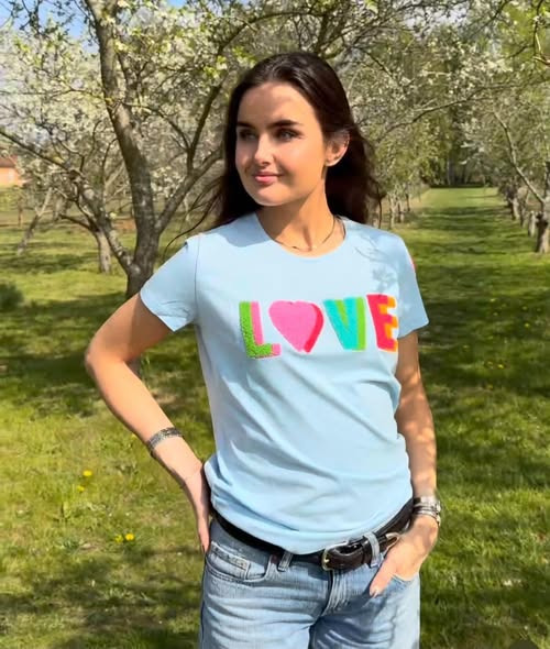 Skott Aalborg har mandagsshopping med Love-t-shirts i tre nye farver