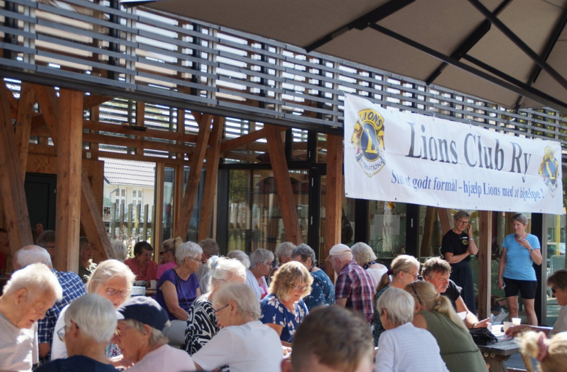 Lions i Ry i ”Torvehallen” med rundstykker og bankoplader