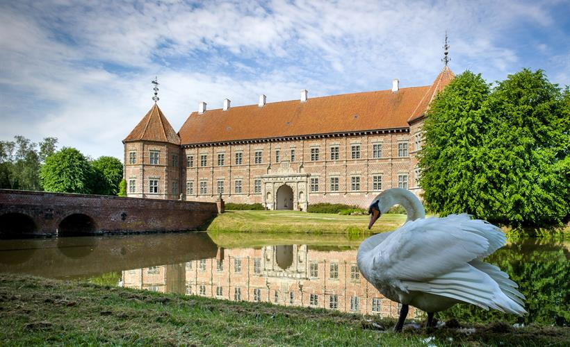 Oplev Voergaard Slots historie og mystik