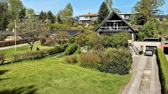 Rummelig gulstensvilla med økonomien lige i øjet !