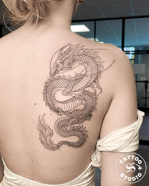 Tattoo Studio 96 Aalborg viser dragedesign af Alexy