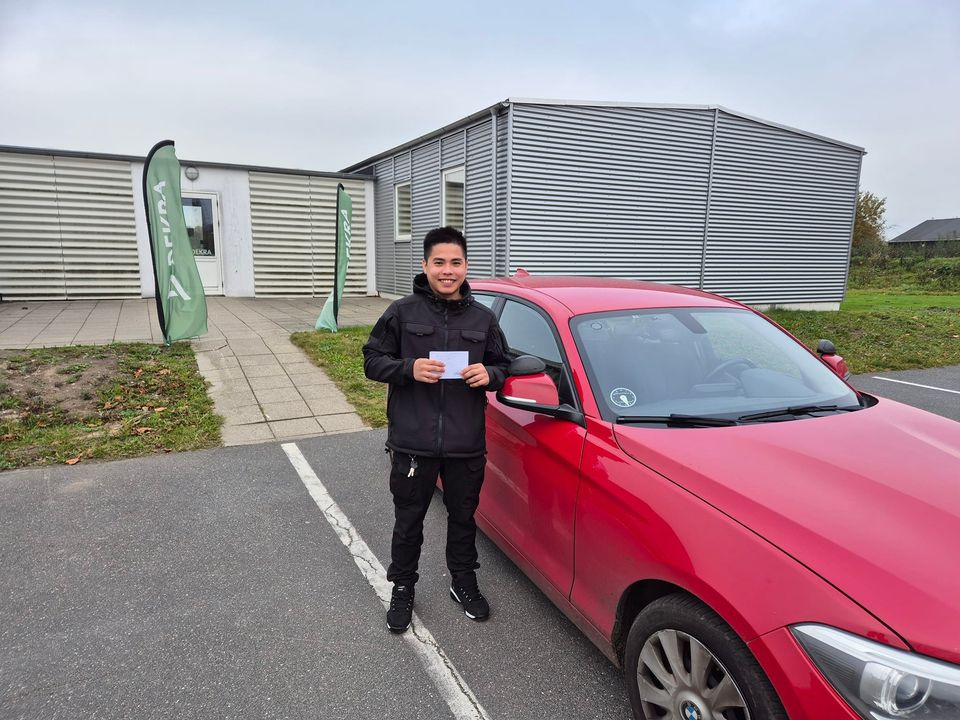 Nordbyens Køreskole v/ Bjarne M. Behrenthz fejrer Nielton Jay Abads nye kørekort