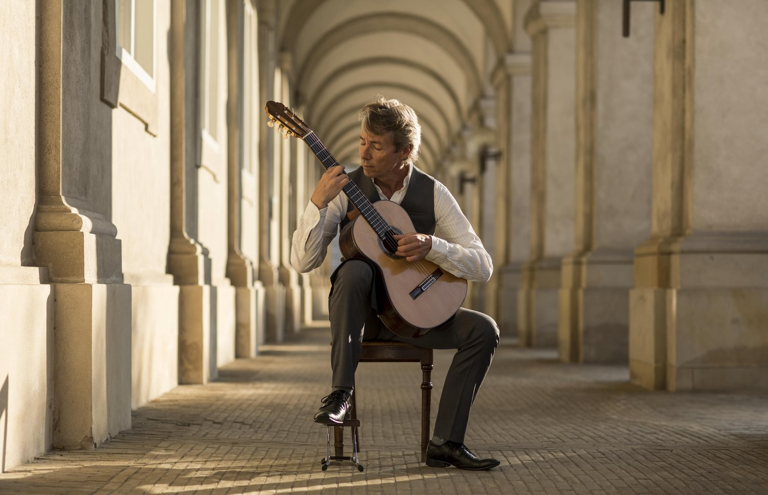 Jesper Sivebæk, spansk guitar, med Kim Larsen sange 1. oktober kl. 15 i Ballerup Kirke