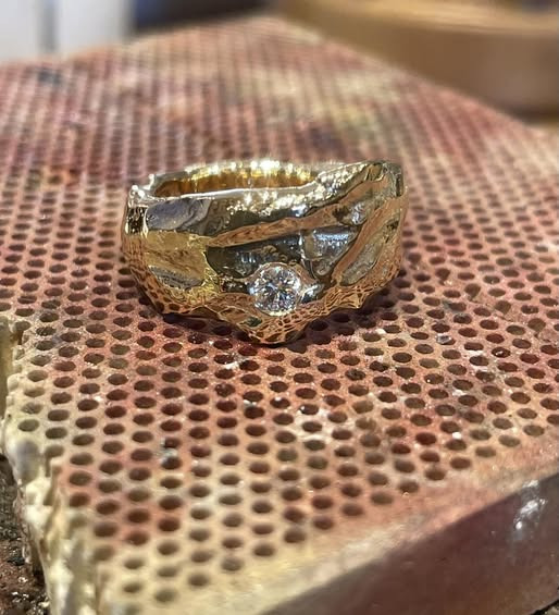 Guldsmed Lütken skaber unik forlovelsesring af genbrugt guld og diamant