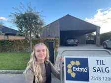 Robin og Caroline fra ESTATE Robin Thybo Esbjerg & Varde bringer nye skilte til Esbjerg og Bramming