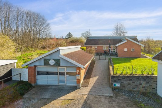 Bynær beliggenhed med stor isoleret garage/værksted