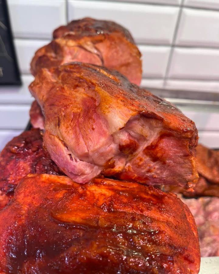 Frisklavet pulled pork og grillpølser klar til servering hos Slagter Primby