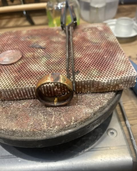 Guldsmed Lütken fejrer kærligheden med unikke vielsesringe til specielt brudepar