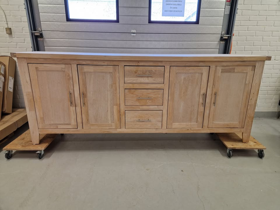 Hovelind Møbler tilbyder afhentningstilbud på skænk og tv-bord fra Provence-serien