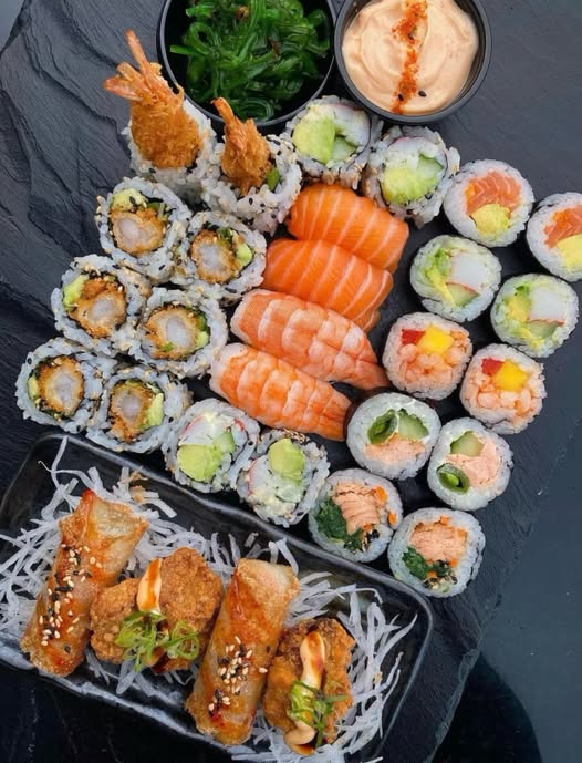 RISSKOV SUSHI ApS tilbyder månedens menu med 32 stk. for 380 kr.