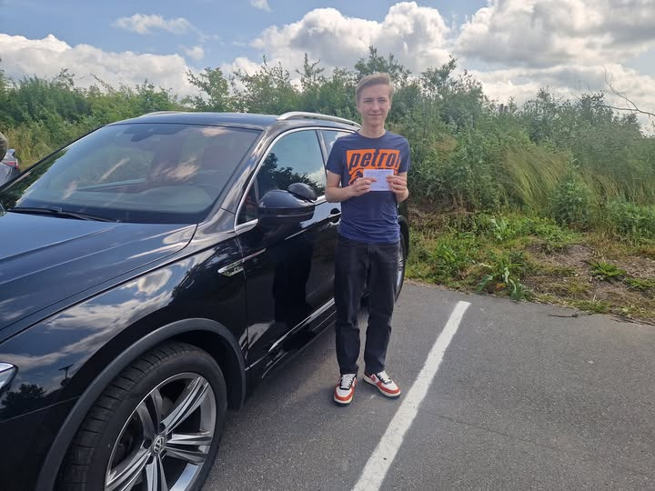 R2 Drive ønsker Emil tillykke med kørekortet og fejrer hans første kørsel i en Renault Clio