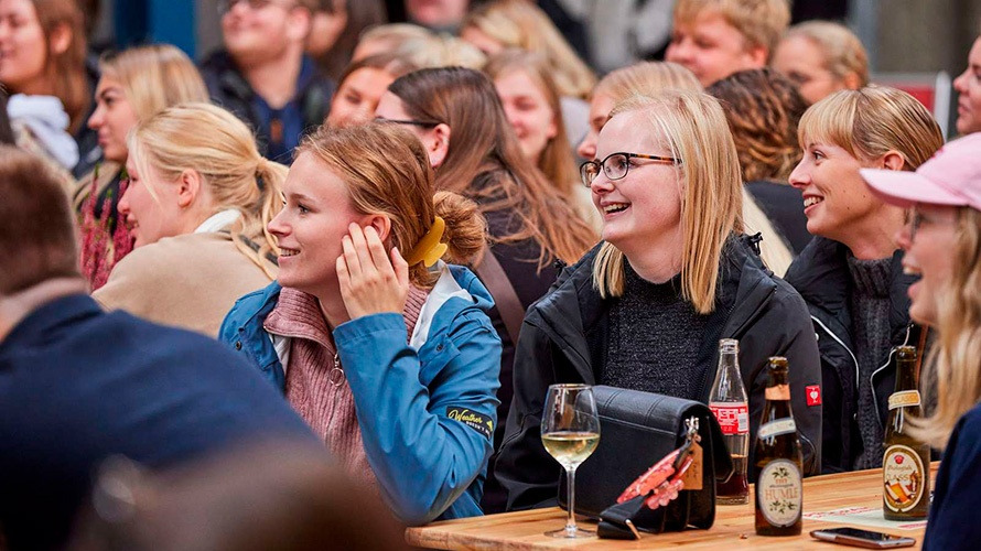 Studiestart med standup, talentshow og tapas
