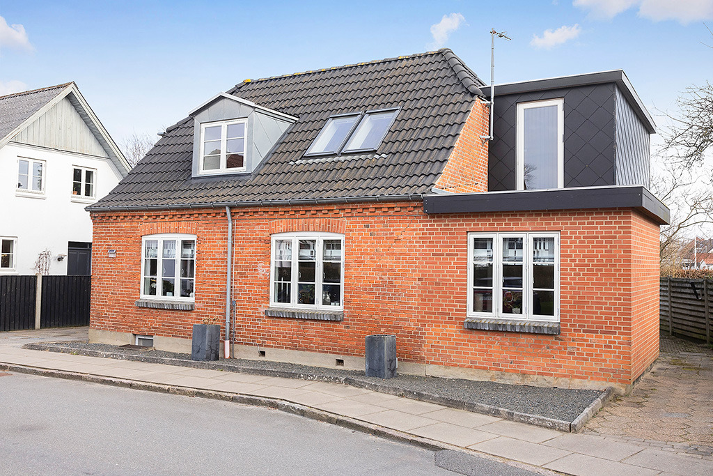 EDC Skive I/S præsenterer charmerende og fleksibel to-familiesvilla i Skive