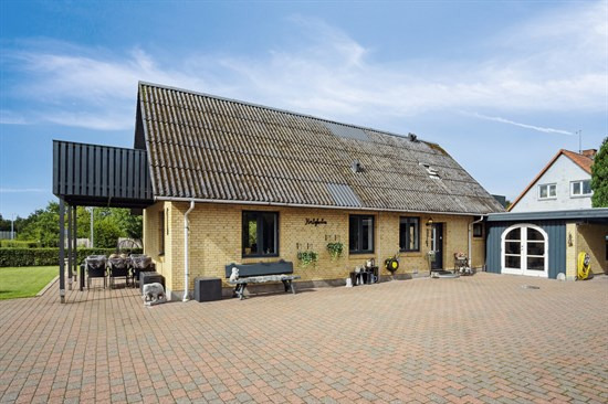 Top 6 over dyreste boliger til salg i Ejstrupholm. Priser op til 2.995.000 kr