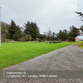 Mæglerhuset Vestkysten I/S præsenterer charmerende ejendom i Løkken med 2 ha jord og idyllisk udsigt