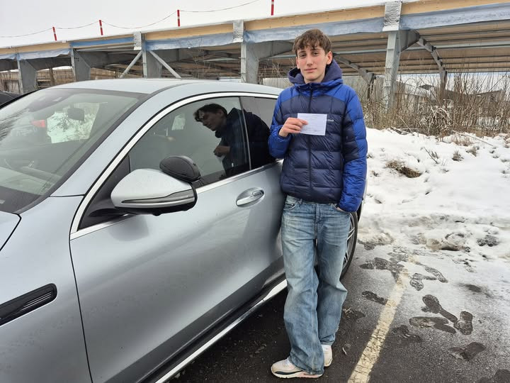 R2 Drive fejrer tre nye kørere med kørekort i hånden