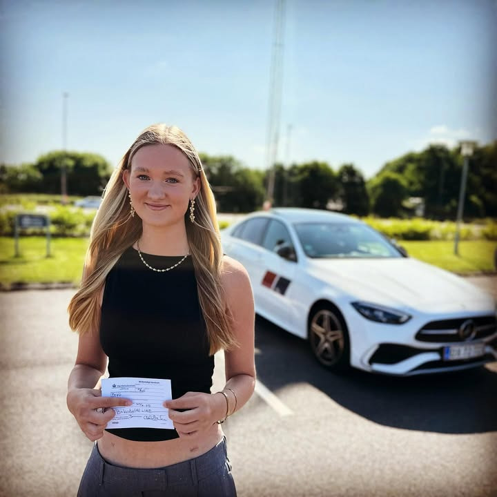 Lets Drive fejrer Maja for at bestå køreprøven i Horsens