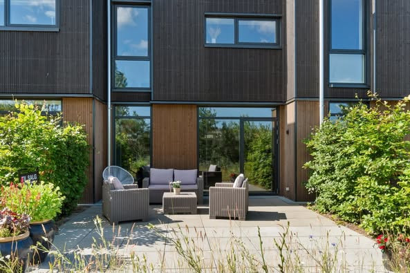 &LIVING Aalborg annoncerer reguleret pris på moderne rækkehus i Vejle tæt på vandet